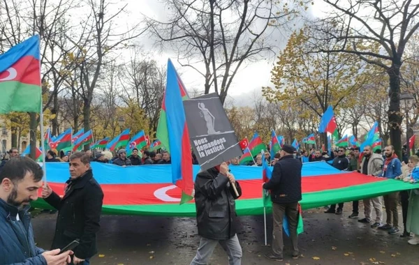 Azərbaycanlılar Fransa Milli Assambleyasının qarşısında etiraz aksiyası keçirirlər - FOTO