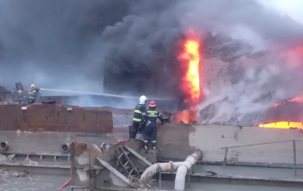 Bakıda 3 nəfərin həyatı üçün təhlükə yaradan böyük yanğın söndürülüb - FOTO/VİDEO