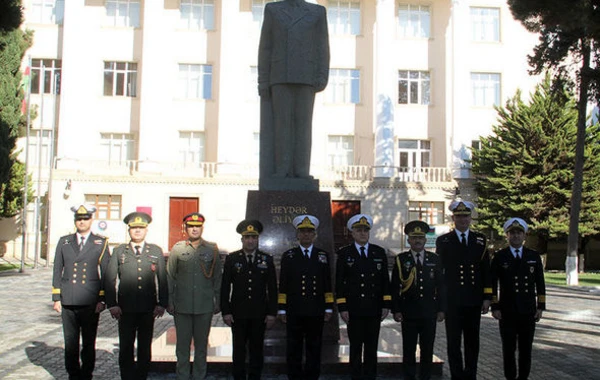 Командующий ВМС Пакистана посетил Военный институт и воинскую часть - ФОТО