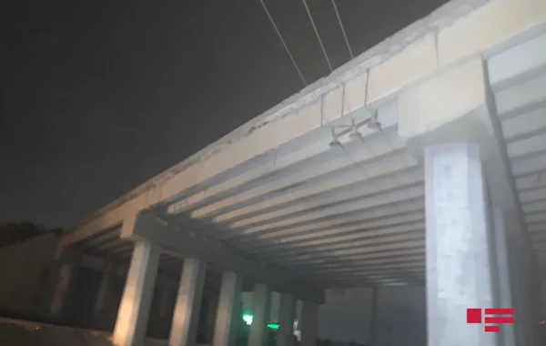 В Баку автомобиль упал с моста на железнодорожную линию и загорелся - ФОТО