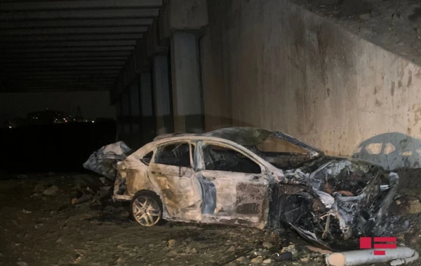 В Баку автомобиль упал с моста на железнодорожную линию и загорелся - ФОТО