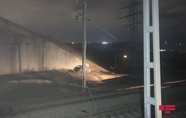 В Баку автомобиль упал с моста на железнодорожную линию и загорелся - ФОТО