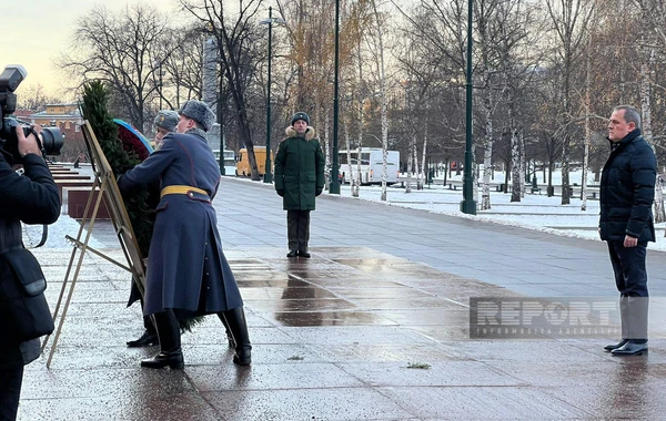 Ceyhun Bayramov Moskvada naməlum əsgərin məzarı önünə əklil qoyub - FOTO