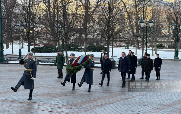 Ceyhun Bayramov Moskvada naməlum əsgərin məzarı önünə əklil qoyub - FOTO