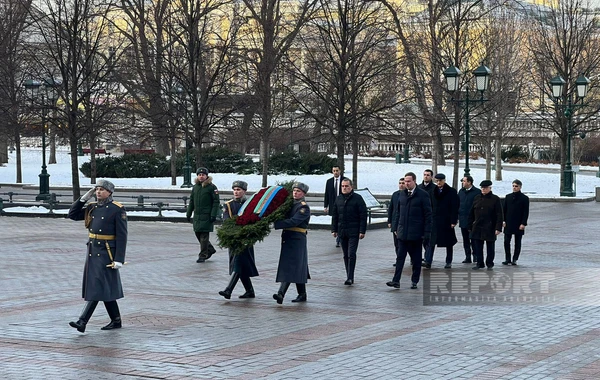 Ceyhun Bayramov Moskvada naməlum əsgərin məzarı önünə əklil qoyub - FOTO