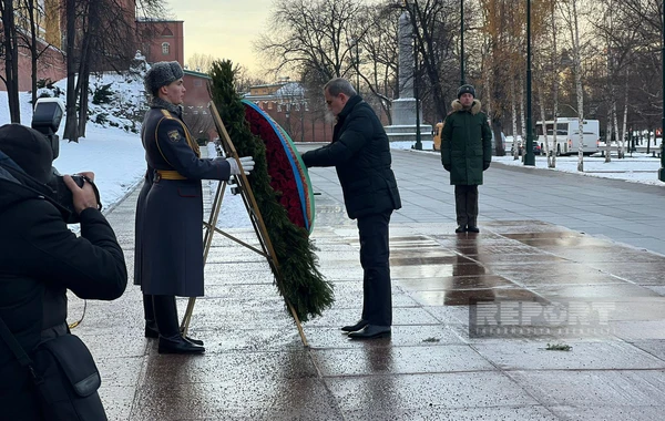 Ceyhun Bayramov Moskvada naməlum əsgərin məzarı önünə əklil qoyub - FOTO