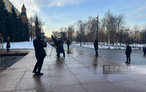Ceyhun Bayramov Moskvada naməlum əsgərin məzarı önünə əklil qoyub - FOTO