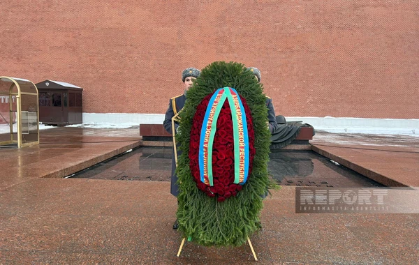 Ceyhun Bayramov Moskvada naməlum əsgərin məzarı önünə əklil qoyub - FOTO
