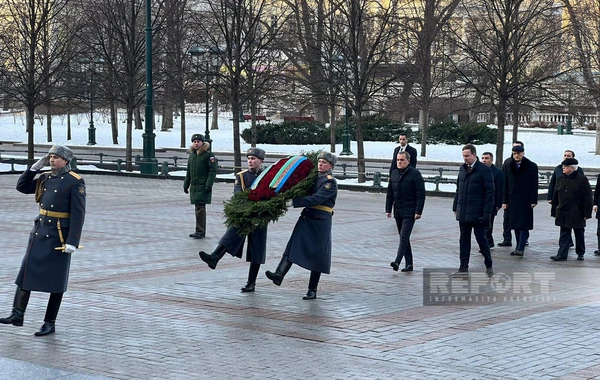 Ceyhun Bayramov Moskvada naməlum əsgərin məzarı önünə əklil qoyub - FOTO