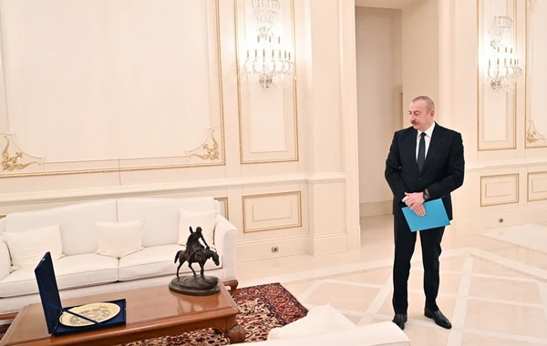 Əziz Əliyevin vaxtilə iş otağında olan heykəltəraşlıq əsəri Azərbaycan Prezidentinə təqdim edilib - FOTO