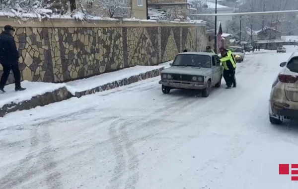 Qarlı hava Gədəbəy yollarında problem yaradıb - FOTO