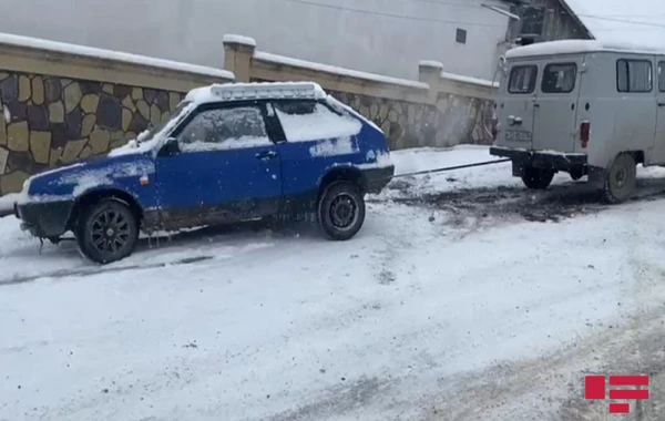 Qarlı hava Gədəbəy yollarında problem yaradıb - FOTO