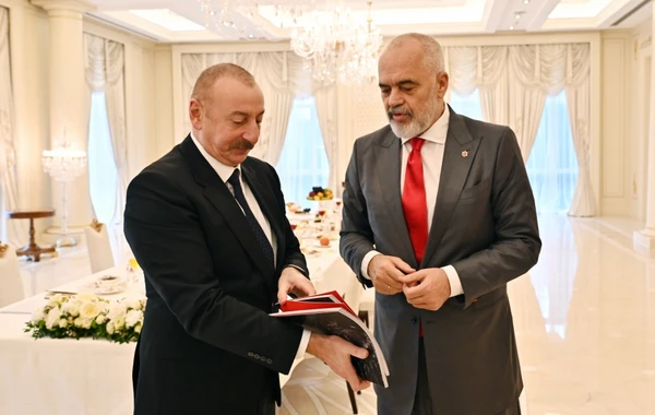 Ильхам Алиев преподнес картину Лейлы Алиевой в дар премьер-министру Албании - ФОТО