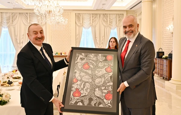 Ильхам Алиев преподнес картину Лейлы Алиевой в дар премьер-министру Албании - ФОТО