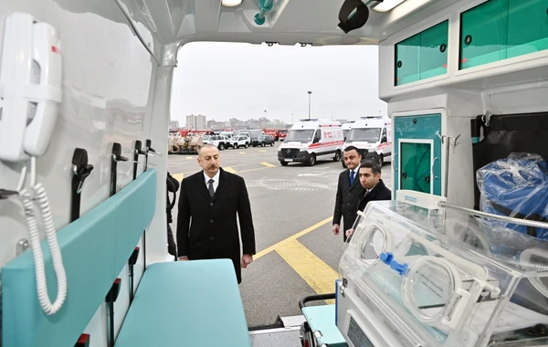 Президент ознакомился с новоприобретенной техникой спецназначения и автомобилями скорой медицинской помощи - ФОТО