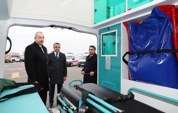 Президент ознакомился с новоприобретенной техникой спецназначения и автомобилями скорой медицинской помощи - ФОТО