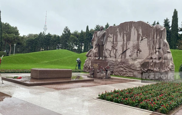 Азербайджанский народ чтит память Гейдара Алиева - ФОТО