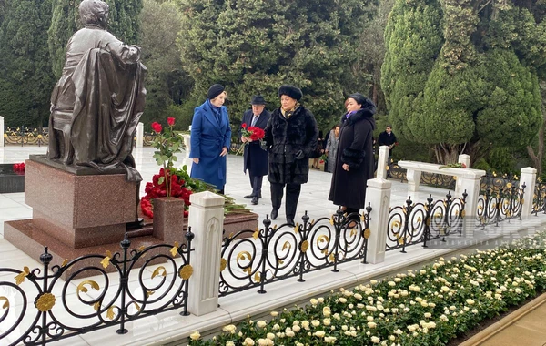Азербайджанский народ чтит память Гейдара Алиева - ФОТО