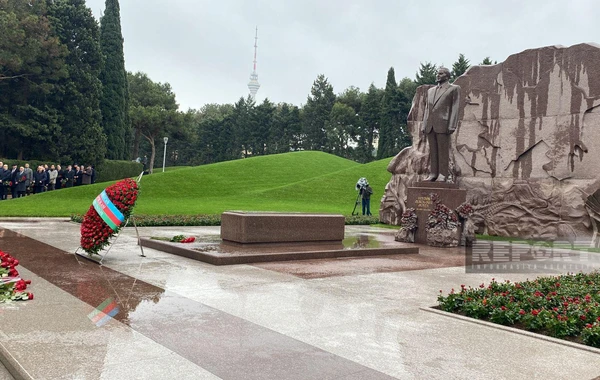 Азербайджанский народ чтит память Гейдара Алиева - ФОТО