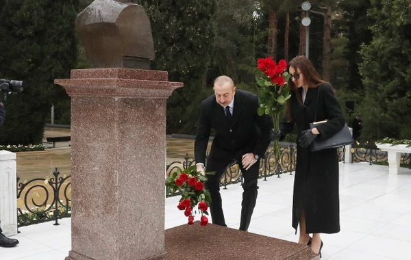Ильхам Алиев и Мехрибан Алиева посетили могилу Гейдара Алиева - ФОТО