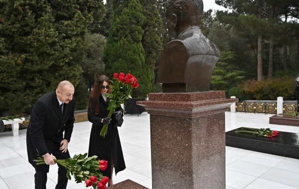 Ильхам Алиев и Мехрибан Алиева посетили могилу Гейдара Алиева - ФОТО