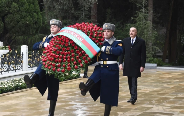 Ильхам Алиев и Мехрибан Алиева посетили могилу Гейдара Алиева - ФОТО