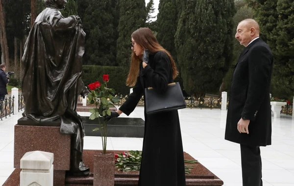 Ильхам Алиев и Мехрибан Алиева посетили могилу Гейдара Алиева - ФОТО