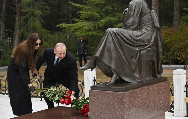 Ильхам Алиев и Мехрибан Алиева посетили могилу Гейдара Алиева - ФОТО