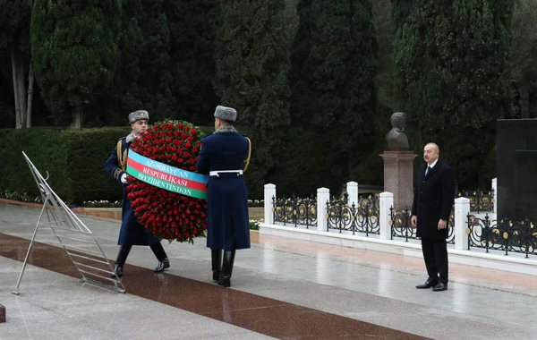 Ильхам Алиев и Мехрибан Алиева посетили могилу Гейдара Алиева - ФОТО