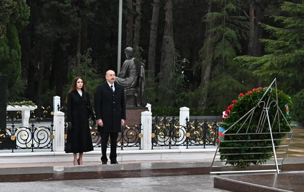 Ильхам Алиев и Мехрибан Алиева посетили могилу Гейдара Алиева - ФОТО