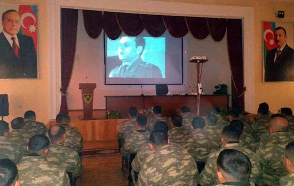 В азербайджанской армии проведен ряд мероприятий по случаю дня памяти общенационального лидера - ФОТО