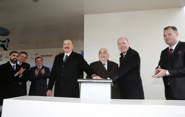 İlham Əliyev “Azəri-Mərkəzi-Şərqi” platformasının dayaq blokunun dənizə yola salınması mərasimində iştirak edib - YENİLƏNİB