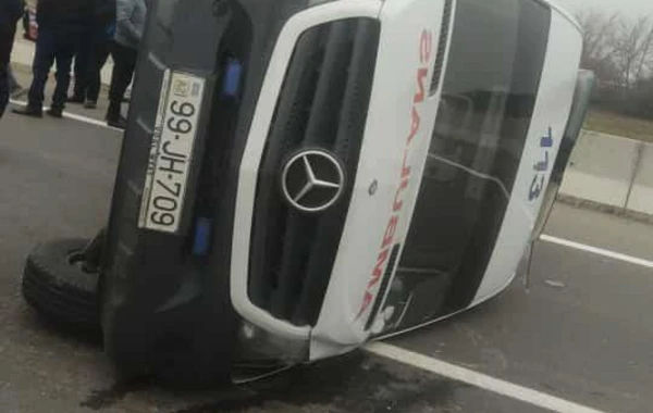 Şəmkirdə təcili tibbi yardım maşını aşıb, sürücü xəsarət alıb - FOTO