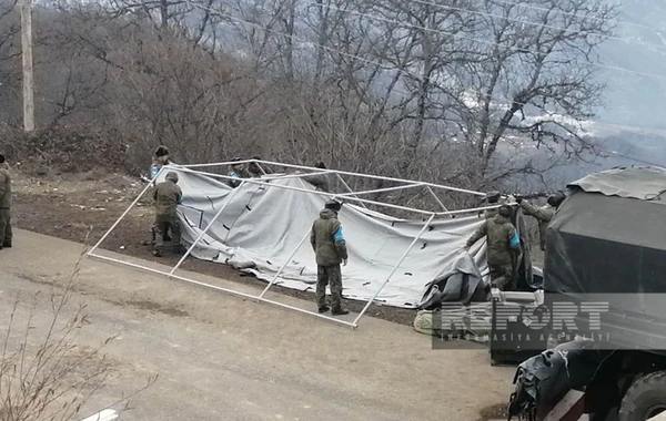 Российские миротворцы устанавливают палатки на дороге Шуша-Ханкенди, где проходит акция НПО - ФОТО