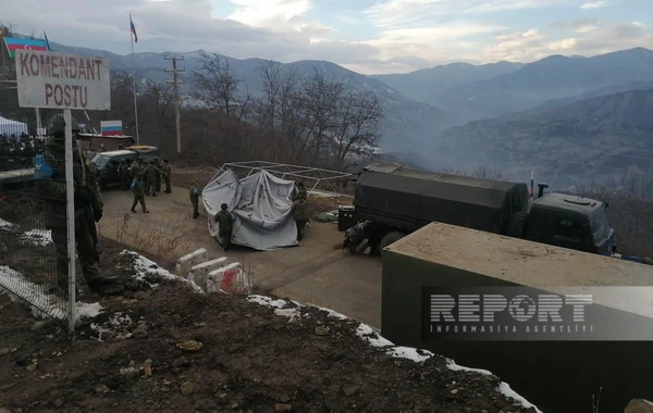 Российские миротворцы устанавливают палатки на дороге Шуша-Ханкенди, где проходит акция НПО - ФОТО