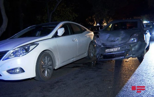 Bakıda üç avtomobil toqquşub, xəsarət alan var - FOTO