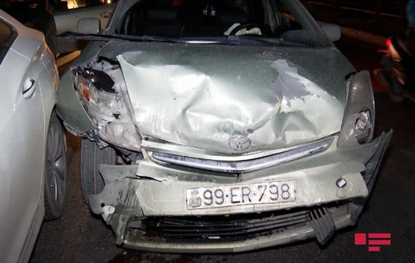 Bakıda üç avtomobil toqquşub, xəsarət alan var - FOTO