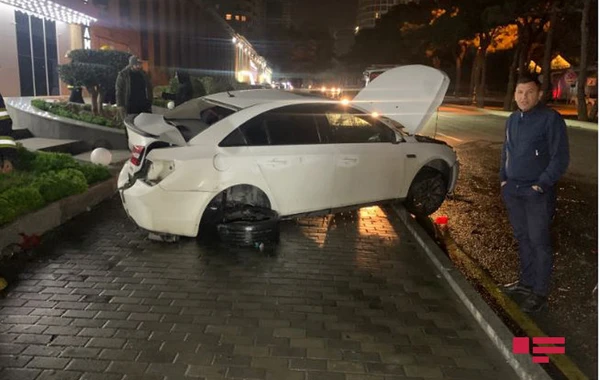 В Баку столкнулись три автомобиля: есть пострадавшие - ФОТО
