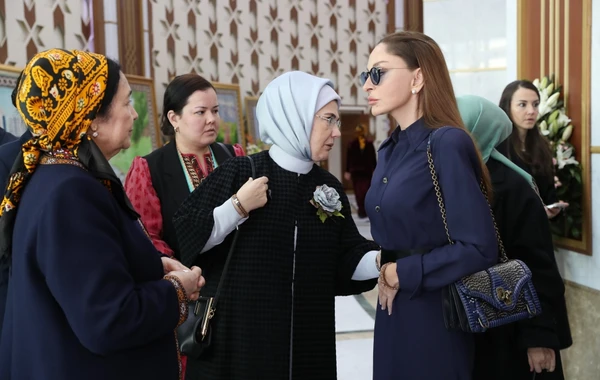 Mehriban Əliyeva Türkmənbaşı şəhərində təsviri və dekorativ sənət əsərlərindən ibarət sərgilərlə tanış olub - FOTO