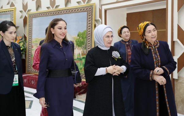 Mehriban Əliyeva Türkmənbaşı şəhərində təsviri və dekorativ sənət əsərlərindən ibarət sərgilərlə tanış olub - FOTO