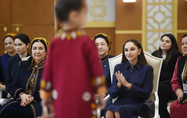 Mehriban Əliyeva Türkmənbaşı şəhərində təsviri və dekorativ sənət əsərlərindən ibarət sərgilərlə tanış olub - FOTO