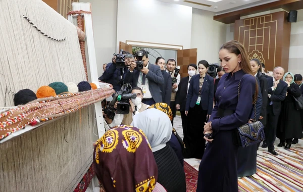 Mehriban Əliyeva Türkmənbaşı şəhərində təsviri və dekorativ sənət əsərlərindən ibarət sərgilərlə tanış olub - FOTO