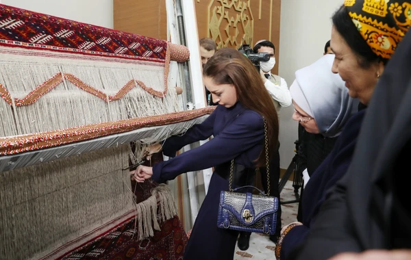 Mehriban Əliyeva Türkmənbaşı şəhərində təsviri və dekorativ sənət əsərlərindən ibarət sərgilərlə tanış olub - FOTO