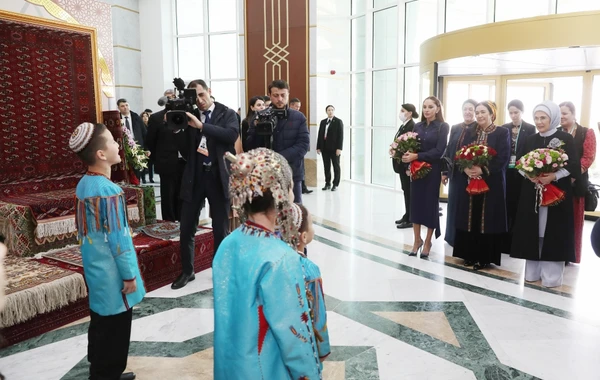 Mehriban Əliyeva Türkmənbaşı şəhərində təsviri və dekorativ sənət əsərlərindən ibarət sərgilərlə tanış olub - FOTO