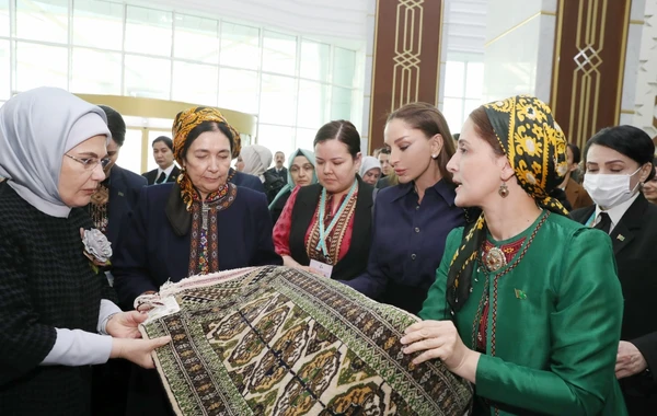 Mehriban Əliyeva Türkmənbaşı şəhərində təsviri və dekorativ sənət əsərlərindən ibarət sərgilərlə tanış olub - FOTO