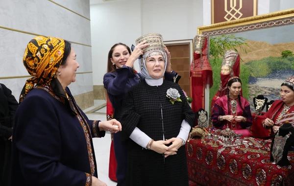 Mehriban Əliyeva Türkmənbaşı şəhərində təsviri və dekorativ sənət əsərlərindən ibarət sərgilərlə tanış olub - FOTO