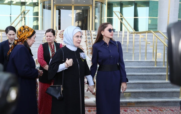 Mehriban Əliyeva Türkmənbaşı şəhərində təsviri və dekorativ sənət əsərlərindən ibarət sərgilərlə tanış olub - FOTO