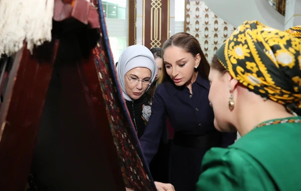 Mehriban Əliyeva Türkmənbaşı şəhərində təsviri və dekorativ sənət əsərlərindən ibarət sərgilərlə tanış olub - FOTO