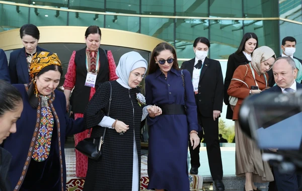 Mehriban Əliyeva Türkmənbaşı şəhərində təsviri və dekorativ sənət əsərlərindən ibarət sərgilərlə tanış olub - FOTO