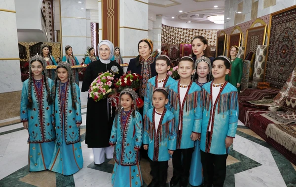 Mehriban Əliyeva Türkmənbaşı şəhərində təsviri və dekorativ sənət əsərlərindən ibarət sərgilərlə tanış olub - FOTO
